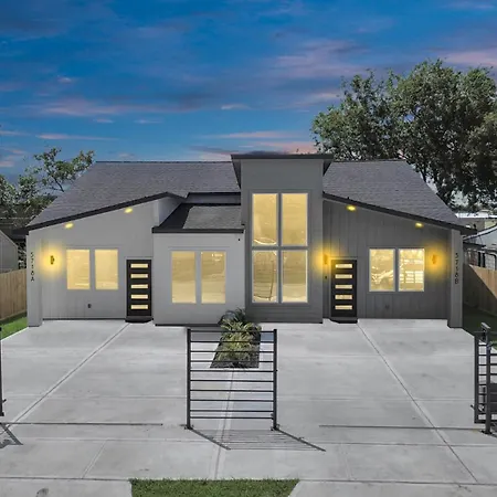 2 Homes Sleeps 18 Near Downtown Fully Gated With Parking